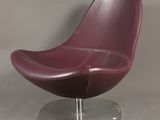 fauteuil « œuf » en cuir violet avec piètement chromé et repose-pieds, en excellent état