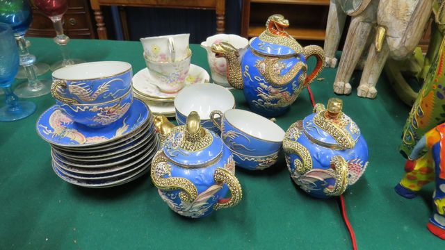 Service à café en Satsuma bleu, joint 4 soucoupes, deux tasses et...