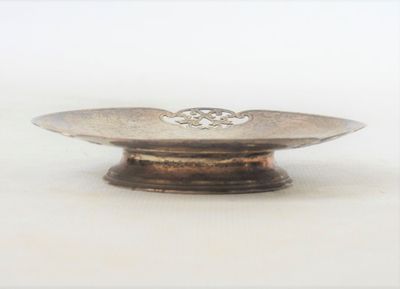 une assiette en argent ornée d'un motif décoratif