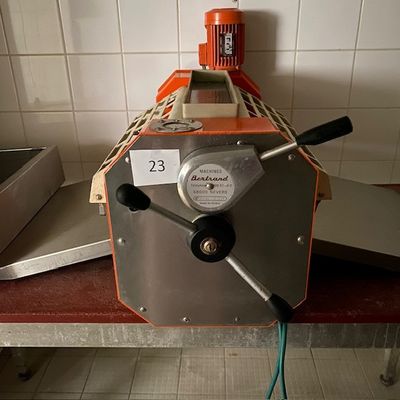 une machine posée sur une table dans une cuisine