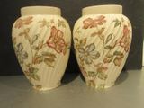 deux vases posés sur une table