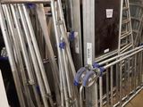 de nombreux chariots métalliques qui sont entreposés dans une pièce
