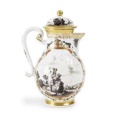 une cafetière blanche et dorée posée sur un plan de travail blanc