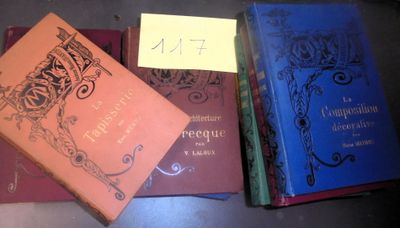 trois livres posés sur une table l'un à côté de l'autre