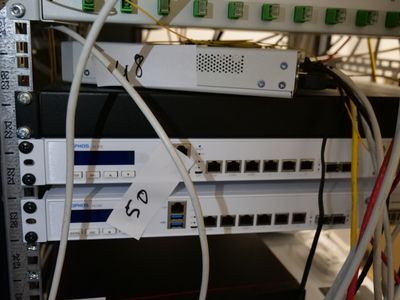 un faisceau de câbles reliés à un ordinateur
