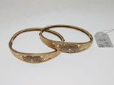 paire de bracelets rigides couleur or, ornés de diamants de chaque côté
