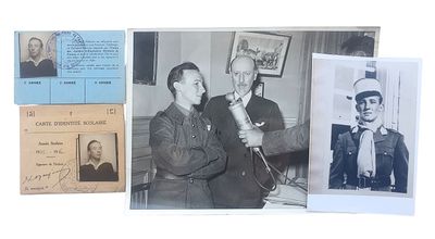 une photo en noir et blanc d'un homme tenant un micro