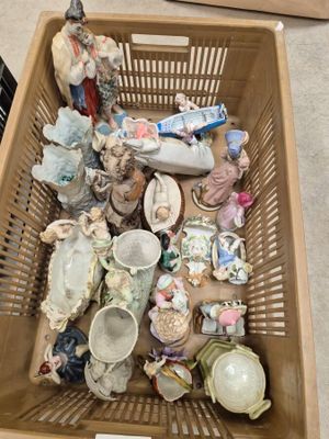 un panier rempli d'objets divers posé par terre