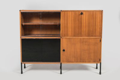le meuble est en bois et possède une porte noire
