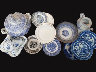 beaucoup d'assiettes et de bols en porcelaine bleue et blanche