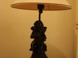 une lampe posée sur une table dans une pièce