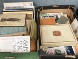des boîtes de livres sont empilées sur le sol