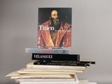 une pile de livres superposés sur une table