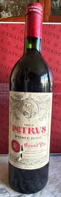 une bouteille de vin posée sur une table