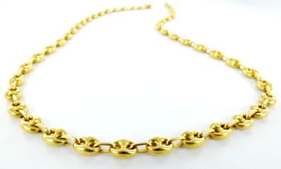 un collier en or sur fond blanc