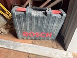une boîte posée au milieu d'un tas d'outils