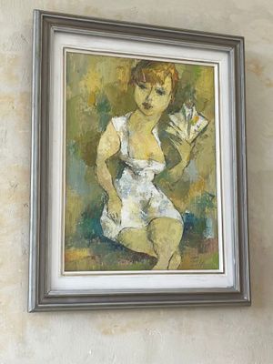 un tableau accroché au mur d'une salle de bains, représentant une femme