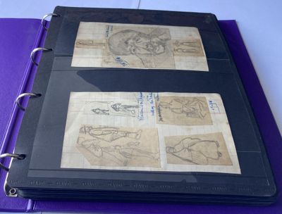 un classeur violet orné de dessins, posé sur une table