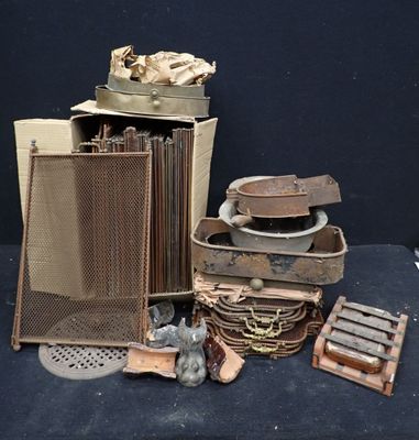 une pile d'objets assortis sur une table