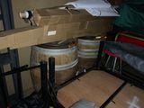 une pile de boîtes posée sur un carton