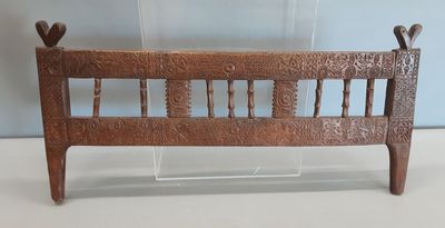 un lit en bois recouvert d'une housse en plastique transparent