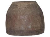 un grand vase marron posé sur une surface blanche
