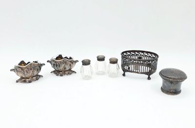 un grand nombre d'objets différents posés sur une table