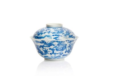 un vase bleu et blanc muni d'un couvercle, posé sur une surface blanche