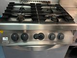 une plaque de cuisson argentée à quatre feux dans une cuisine
