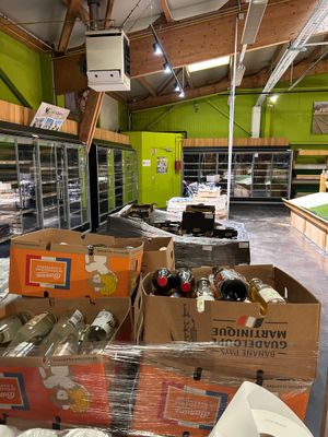 de nombreuses caisses de vin et d'autres articles dans le magasin