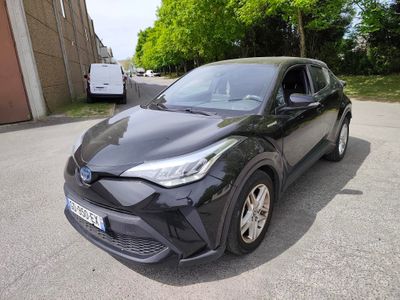 La Toyota C-HR est garée sur le bord de la route.