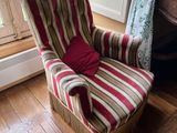 une chaise qui se trouve devant une fenêtre