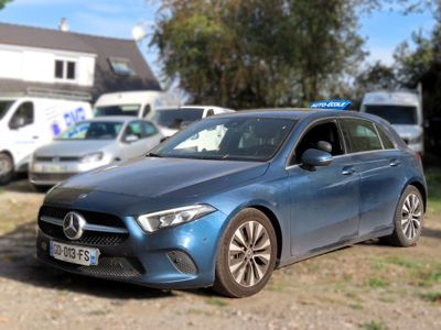 une voiture bleue garée dans un parking