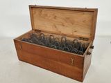 une vieille boîte en bois contenant un tas de ressorts métalliques