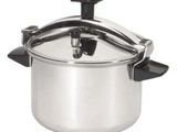 une image représentant une casserole en acier inoxydable avec son couvercle, sur fond blanc