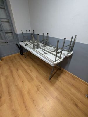 un lit qui se trouve dans une chambre équipée d'une échelle