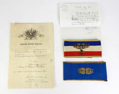 trois feuilles de papier et une feuille de papier posées sur une table