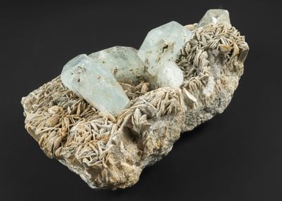 une image représentant un morceau de roche sur lequel se trouve une autre sorte de roche