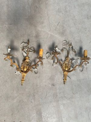 Une paire d'appliques en métal et pampilles en verre à deux …