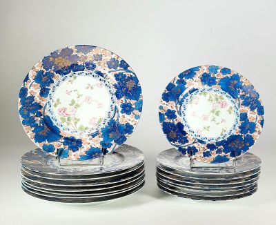 plusieurs assiettes sont empilées sur une surface blanche