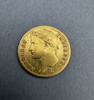 gros plan d'une pièce d'or sur une surface noire