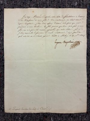 une lettre écrite à l'encre noire sur une feuille de papier