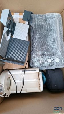 une boîte contenant de nombreux objets