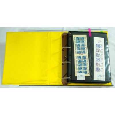 un gros plan d'un classeur jaune orné de timbres