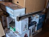 de nombreux cartons empilés les uns sur les autres dans un entrepôt