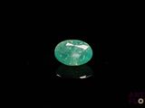 une pierre vert émeraude sur un fond noir