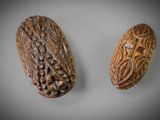 deux sculptures en bois représentant un oiseau et un nid d'oiseau
