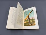 un livre ouvert sur lequel figure l'image d'un bateau