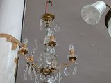 un lustre suspendu au plafond d'une pièce