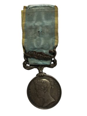 gros plan d'une médaille sur fond blanc